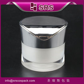 matte weiße Flasche mit Silberkappe Hautpflegecreme leere Flasche